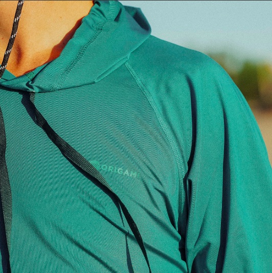 REMERA ORIGAMI CON CAPUCHA UNISEX PROTECCION UPF50 VERDE